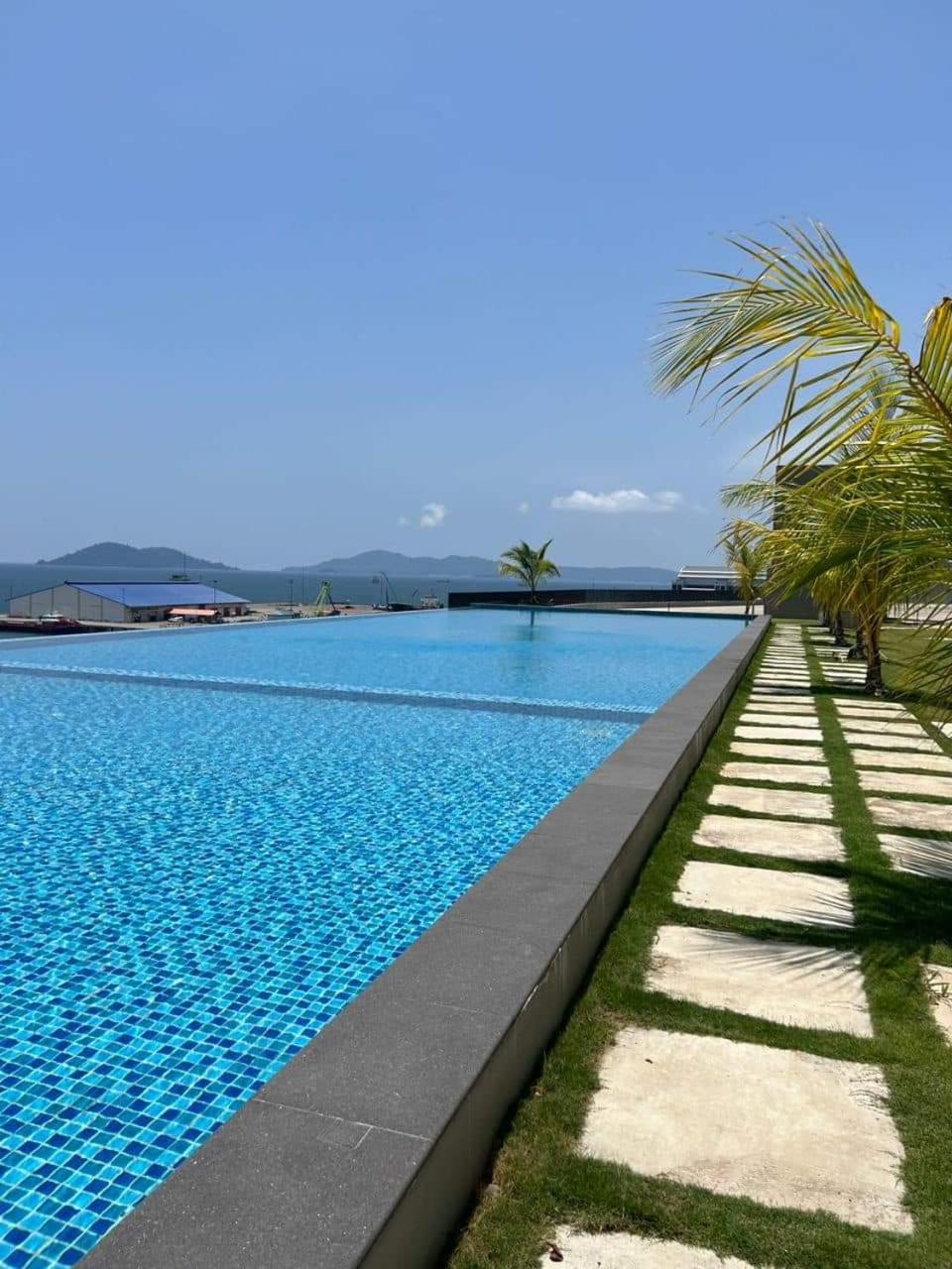 ホテル Jesselton Quay Sea View コタキナバル エクステリア 写真